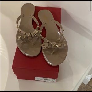 Valentino Garavani
Rockstud PVC Flat Thong Sandals